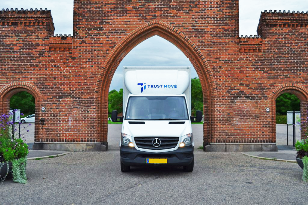 Flåde af Mercedes varebiler på Trust Move depot