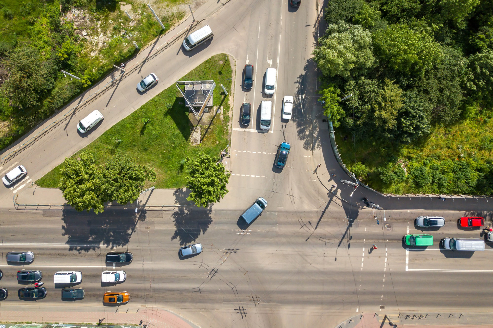 Luftfoto af trafik på vejkryds